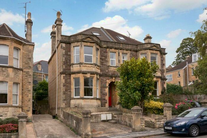 3 Bedroom Apartment To Rent In Bloomfield Avenue, BA2