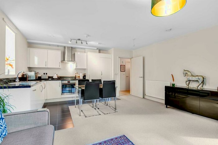 2 Bedroom Flat To Rent In Lincoln Lodge, Mortlake, SW14