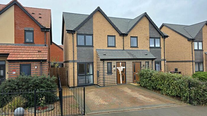 3 Bedroom Semi-Detached House For Sale In Sandringham Way, Sleaford, NG34