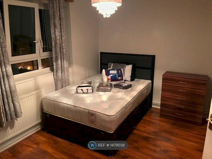 2 Bedroom Flat To Rent In Gibbs Green, London, W14