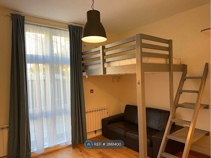 Studio To Rent In Gloucester Drive, London, N4
