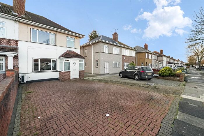 4 Bedroom Semi Detached House For Sale In Kingshill Avenue, Northolt, UB5