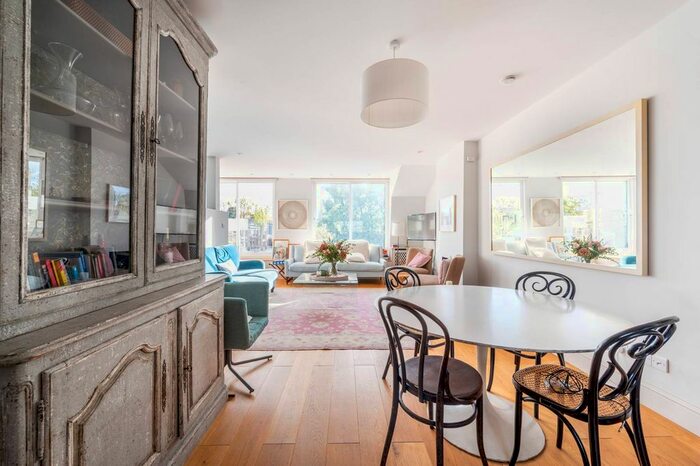 2 Bedroom Flat To Rent In Pembridge Villas, Notting Hill, London, W11