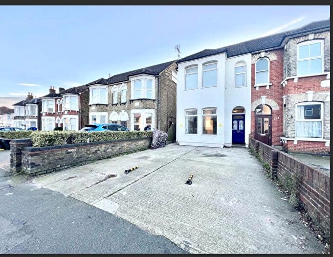 2 Bedroom Flat To Rent In South Street, Romford, Essex, RM1