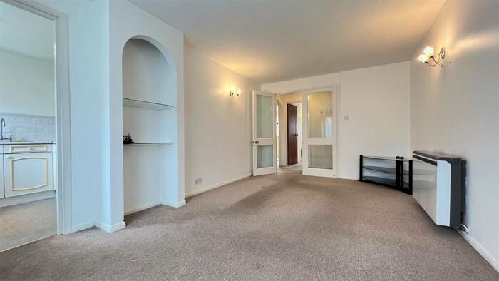 2 Bedroom Apartment To Rent In Hardcastle Close, Croydon, CR0