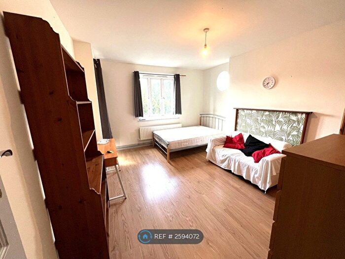 4 Bedroom Flat To Rent In Boughton House, London, SE1