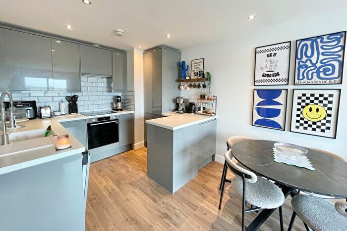 2 Bedroom Apartment For Sale In Queensmead, Farnborough, GU14