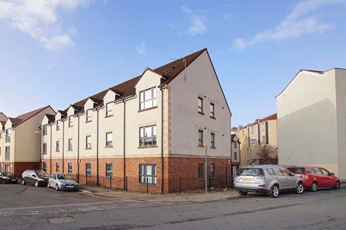 3 Bedroom Maisonette For Sale In Castle Court Mews, Lawrence Hill, Bristol, BS5