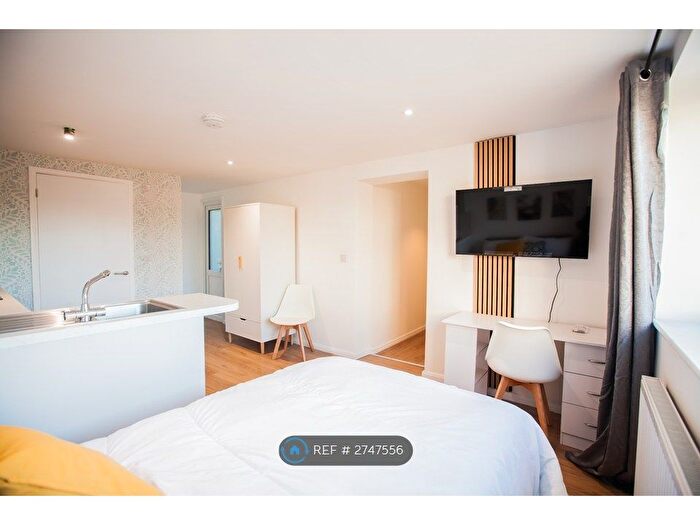 6 Bedroom Semi Detached House To Rent In Green Acre, Aldershot, GU11