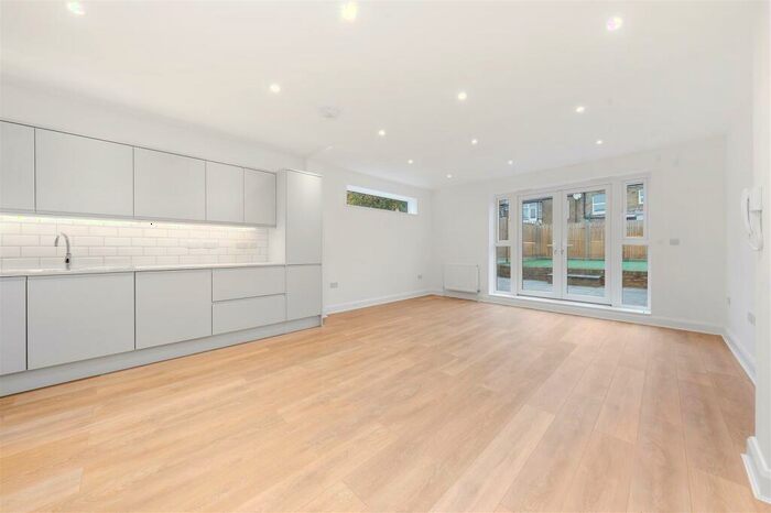 3 Bedroom Flat To Rent In Villiers Road, London, NW2