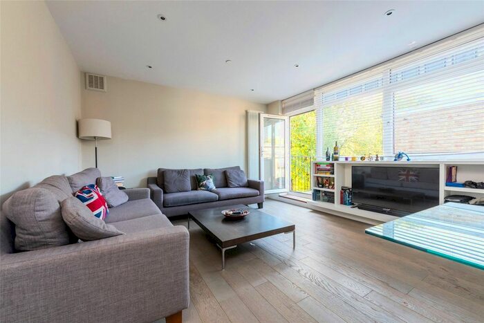 3 Bedroom Flat To Rent In Crescent Court, Park Hill, London, SW4