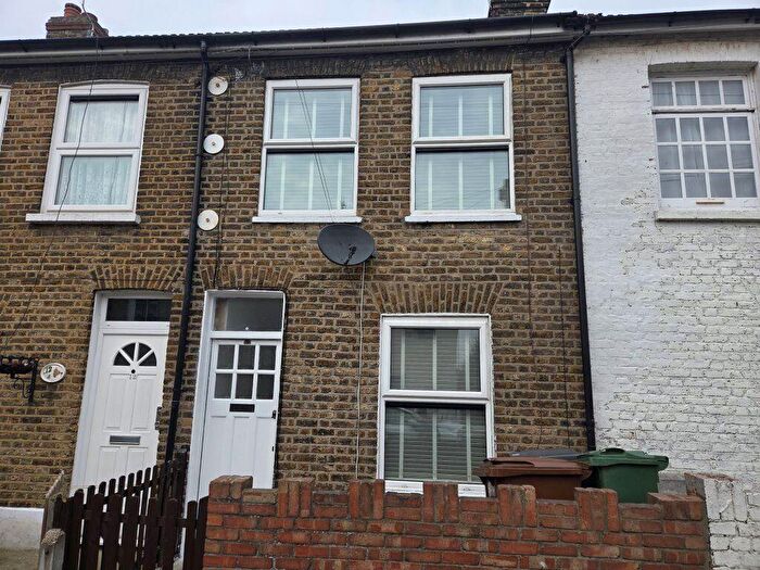 2 Bedroom House To Rent In Walthamstow, E17