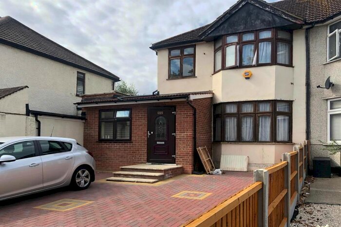 Studio To Rent In Rom Crescent, Romford, RM7