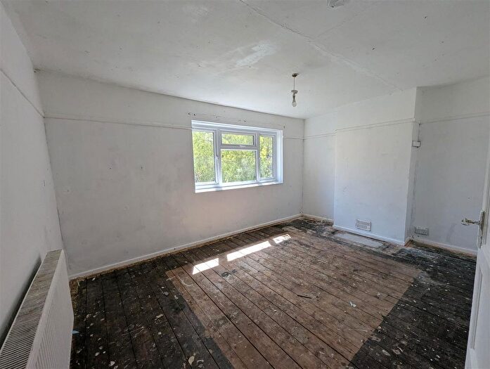 2 Bedroom Flat For Sale In St. Lawrence Road, Weymouth, DT3