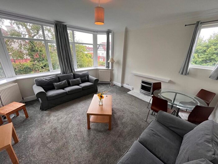 3 Bedroom Flat To Rent In Ashleigh Road, West Park, Leeds, LS16