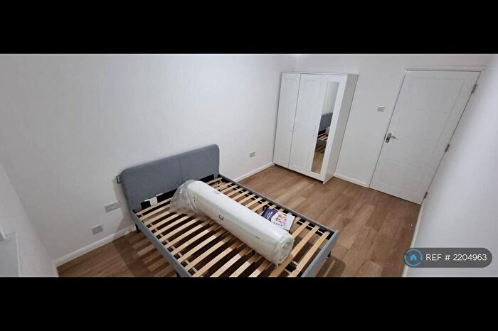 2 Bedroom Flat To Rent In Rosefield Gardens, London, E14