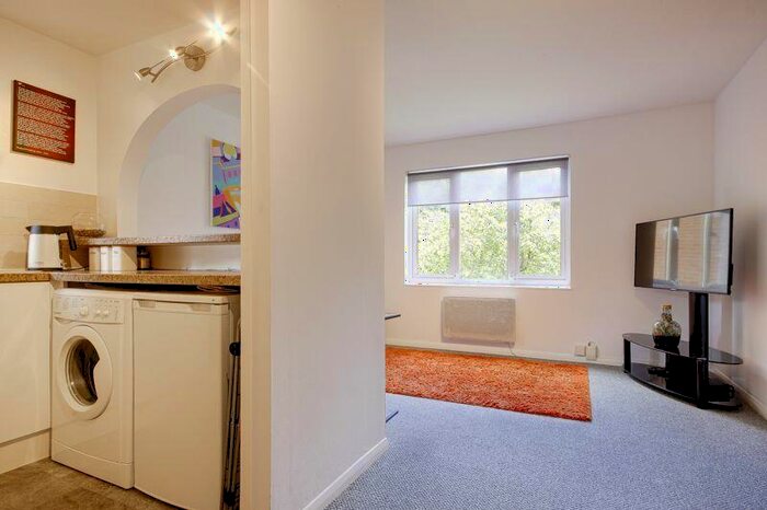 1 Bedroom Flat For Sale In Maltby Drive, Enfield, EN1