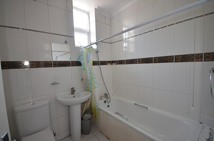 3 Bedroom Flat To Rent In High Road, London, NW10