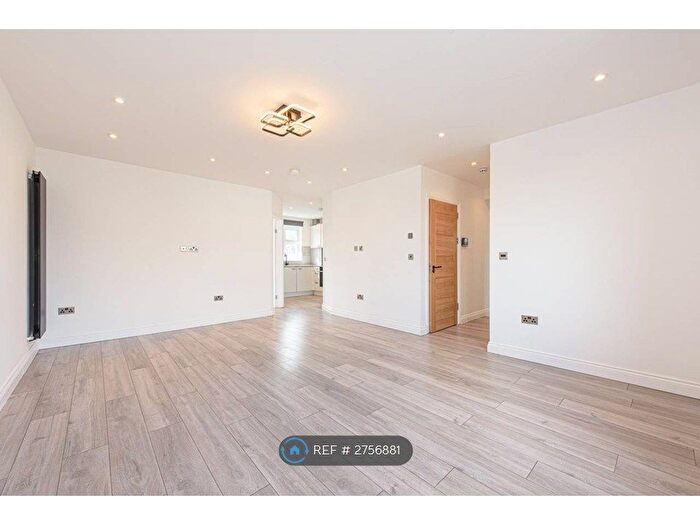 3 Bedroom Flat To Rent In Hervey Close, London, N3