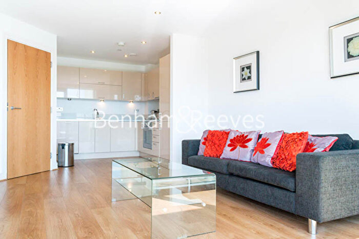 2 Bedroom Apartment To Rent In Aqua Vista Square, Canary Wharf, E3