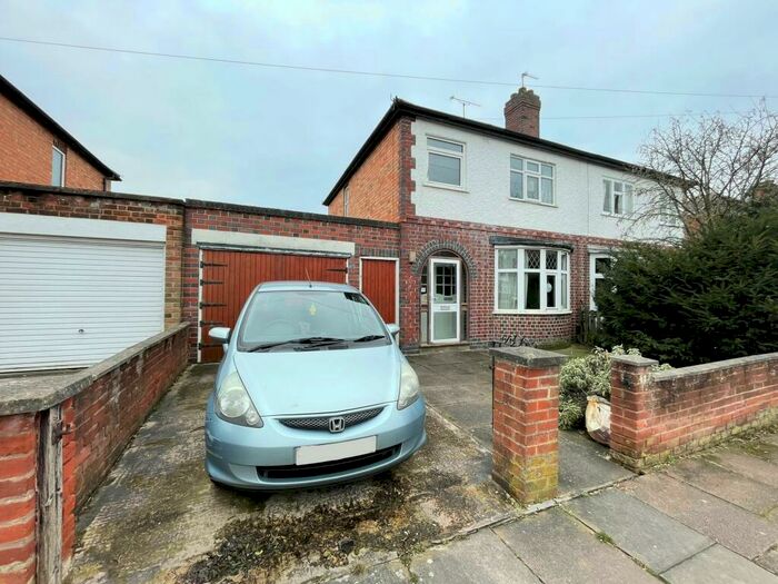 3 Bedroom Semi-Detached House To Rent In Gainsborough Road, Leicester, LE2