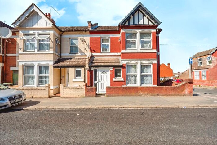 3 Bedroom End Of Terrace House For Sale In Ashburnham Road, Luton, LU1