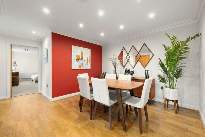 2 Bedroom Flat For Sale In Queens Road, Weybridge, Surrey, KT13