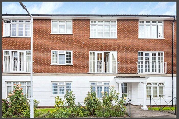 2 Bedroom Flat To Rent In Lammas Court, Windsor, SL4