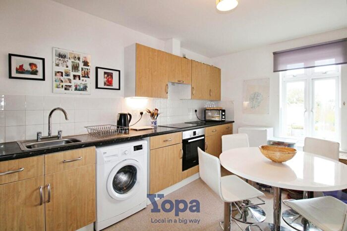 2 Bedroom Apartment For Sale In Pearl Close, Cambridge, CB4