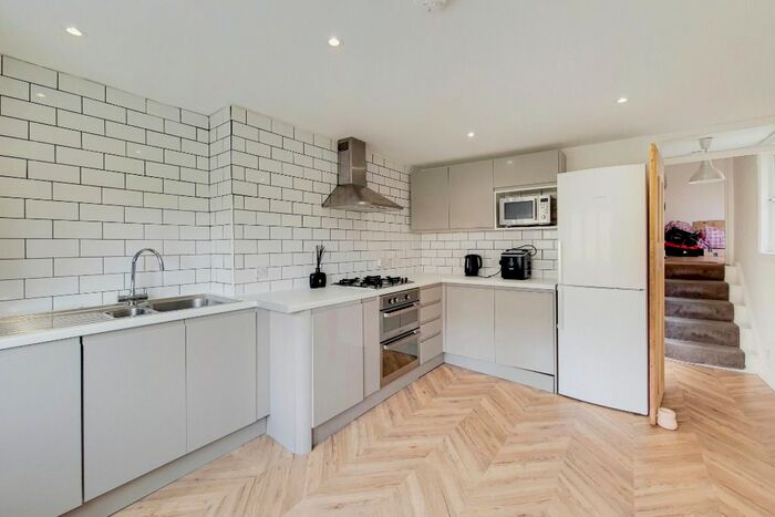 2 Bedroom Flat To Rent In Lordship Lane, East Dulwich, London, SE22