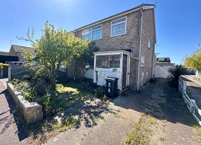 3 Bedroom End Of Terrace House For Sale In Ryde Avenue, Clacton-On-Sea, Essex, CO15