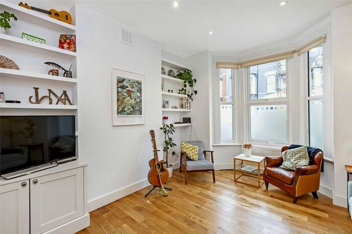 2 Bedroom Flat To Rent In Sandmere Road, Clapham, London, SW4