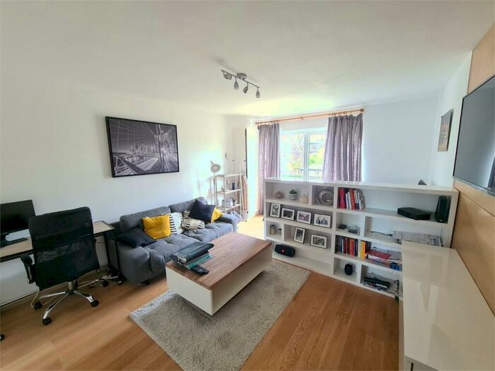 Studio To Rent In Lynton Grange, Fortis Green, N2