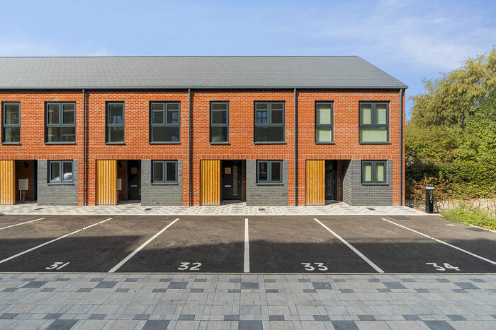 2 Bedroom House To Rent In Weavers Yard, Newbury Newbury, RG14