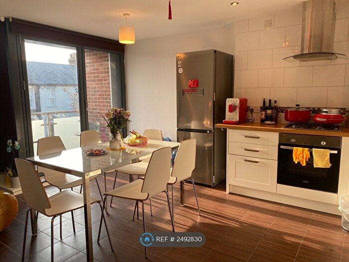 2 Bedroom Flat To Rent In Romford Road, London, E12