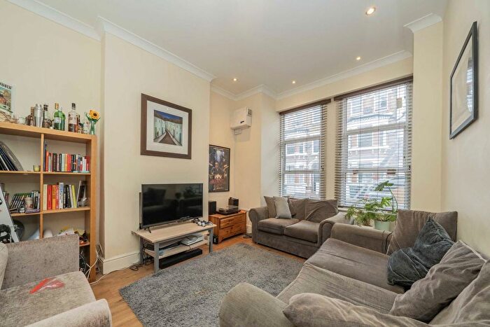 3 Bedroom Flat To Rent In Tremadoc Road, Clapham, SW4
