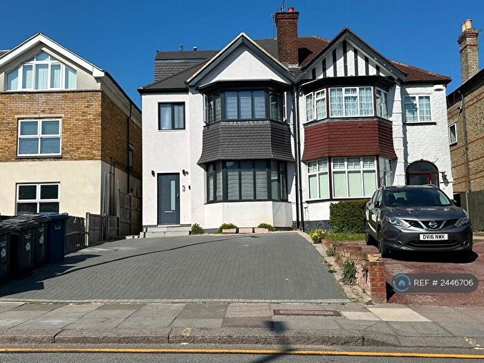 Studio To Rent In Finchley Lane, London, NW4