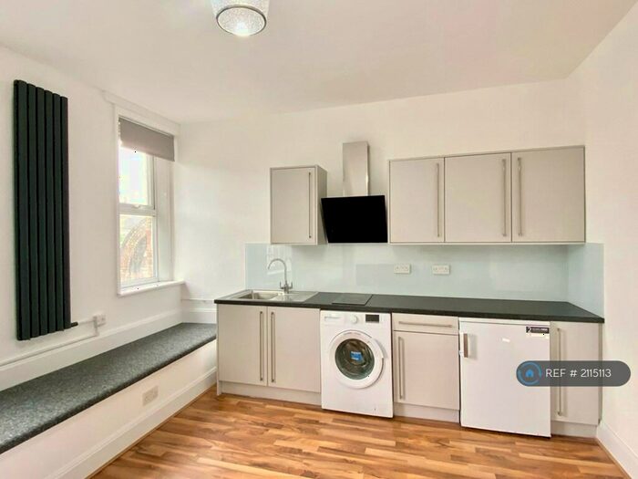 Studio To Rent In High Road, London, N22