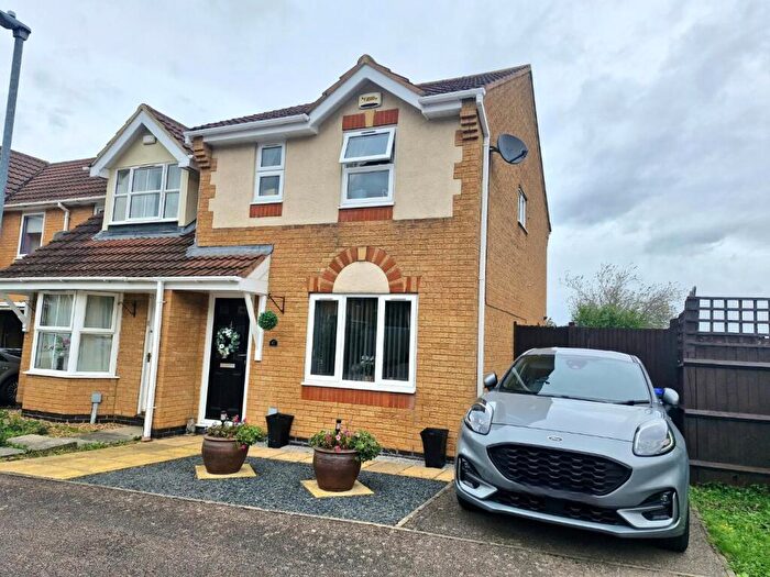 3 Bedroom End Of Terrace House For Sale In Tewkesbury Close, Buckingham Fields, Northampton, NN4