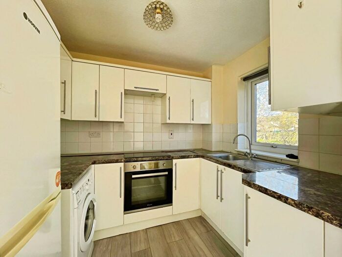2 Bedroom Flat To Rent In Maylin Close, Hitchin, SG4