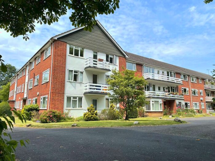 2 Bedroom Flat To Rent In Lovelace Gardens, Surbiton, KT6