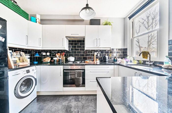 2 Bedroom Apartment For Sale In Becondale Road, London, SE19