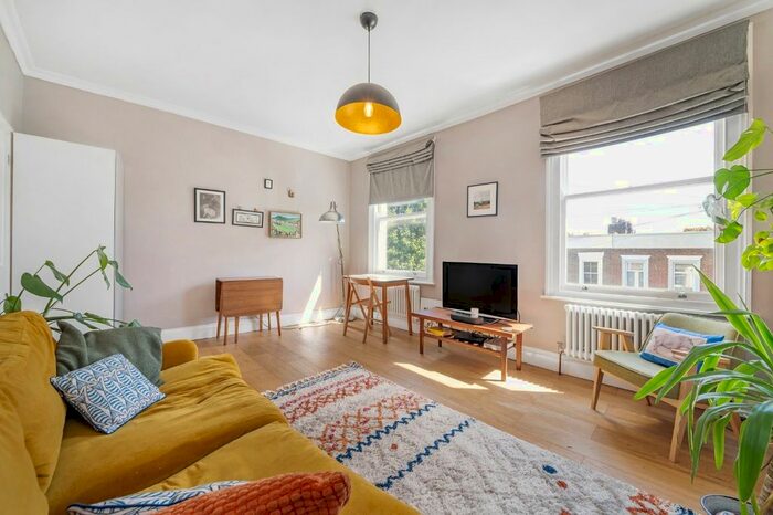 1 Bedroom Flat To Rent In Lyndhurst Way, Peckham Rye, London, SE15