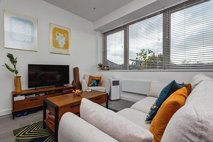 1 Bedroom Flat For Sale In Ladymead, Guildford, Surrey, GU1