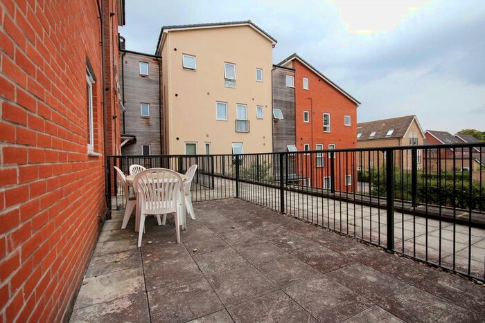 2 Bedroom Flat To Rent In Nicholson Park, Bracknell, RG12