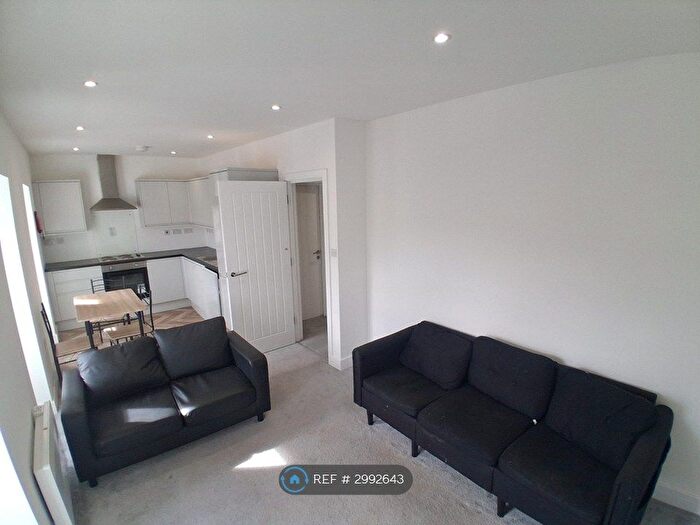 2 Bedroom Flat To Rent In Brighton Road, Redhill, RH1