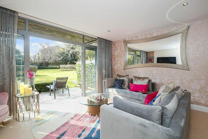 2 Bedroom Flat To Rent In Durham Avenue, Bromley, BR2