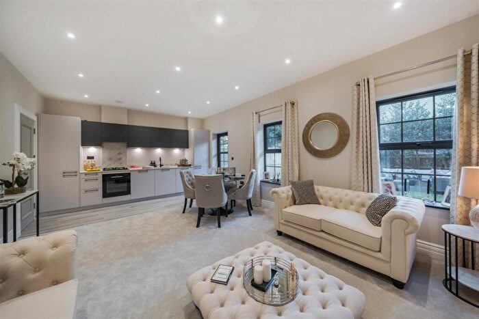 2 Bedroom Apartment For Sale In Shootersway, Berkhamsted, HP4