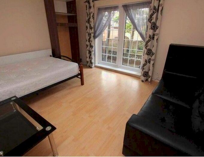 4 Bedroom Terraced House To Rent In Avon Place, Reading, RG1