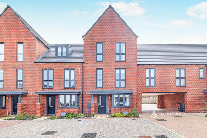 3 Bedroom Town House To Rent In Aspen Crescent, Houghton Regis, LU5